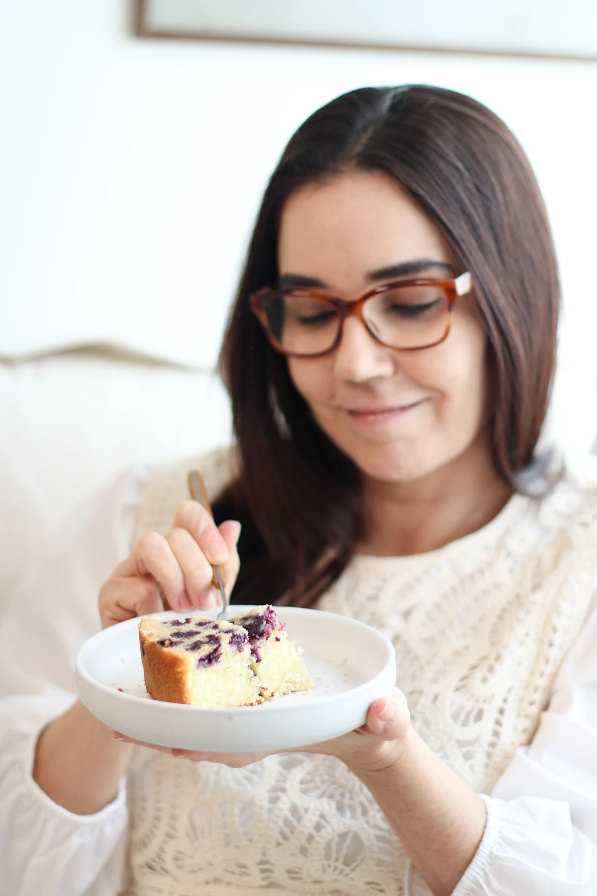 Cris Chabassus com uma fatia de bolo